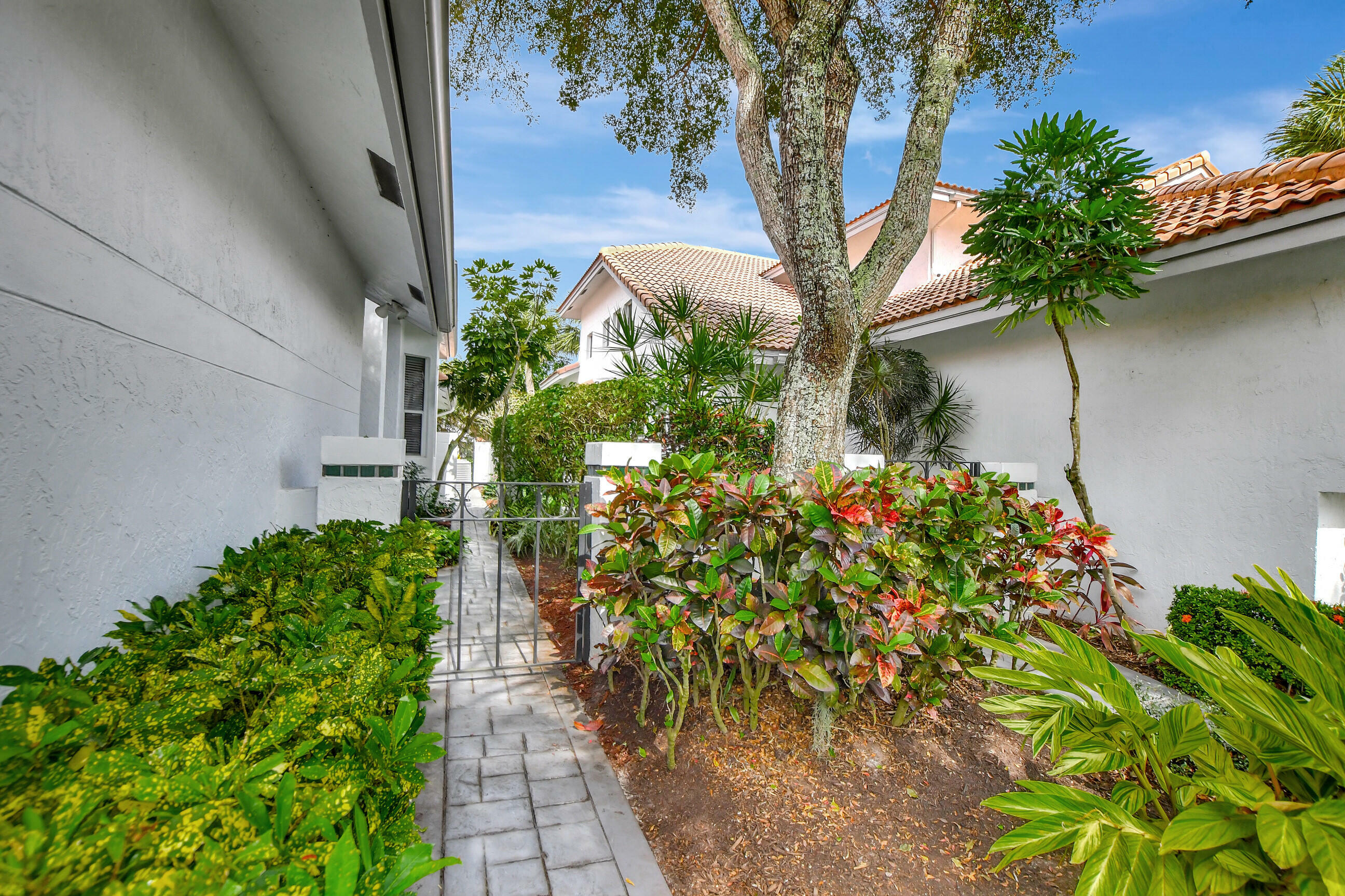 Property Photo:  2201 NW 53rd Street  FL 33496 