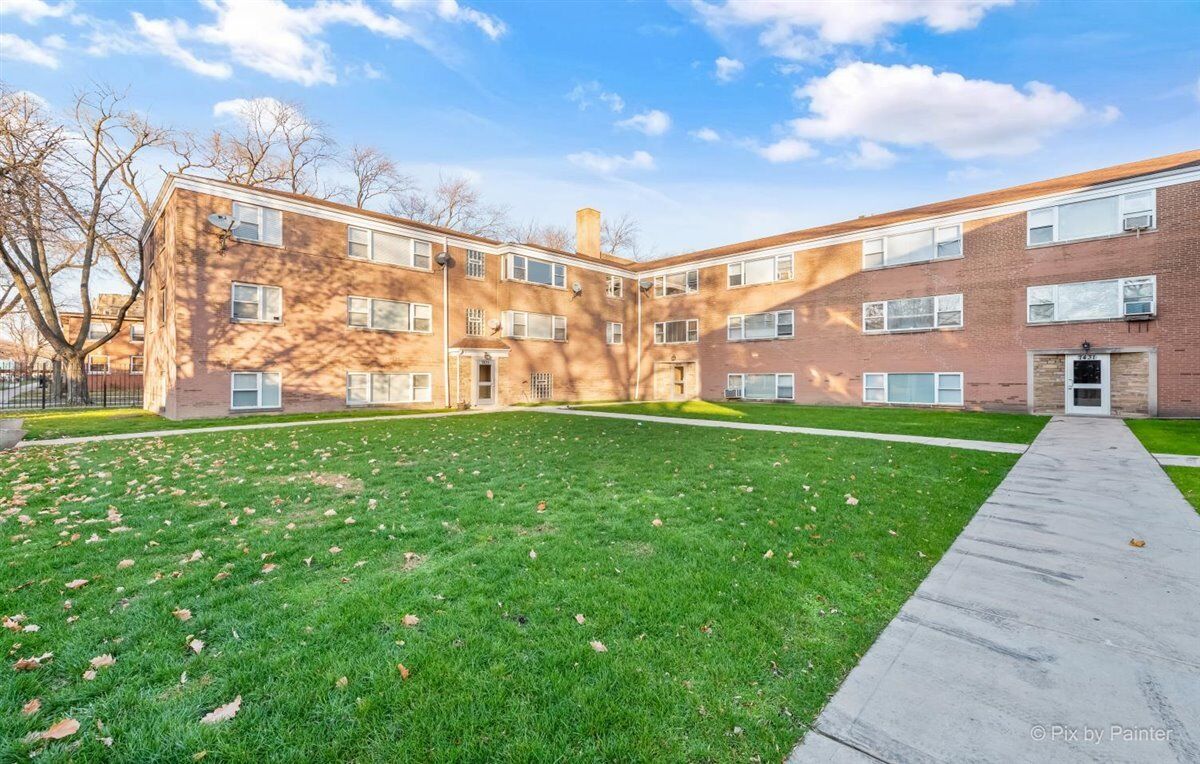 Property Photo:  7431 N Winchester Avenue 204  IL 60626 