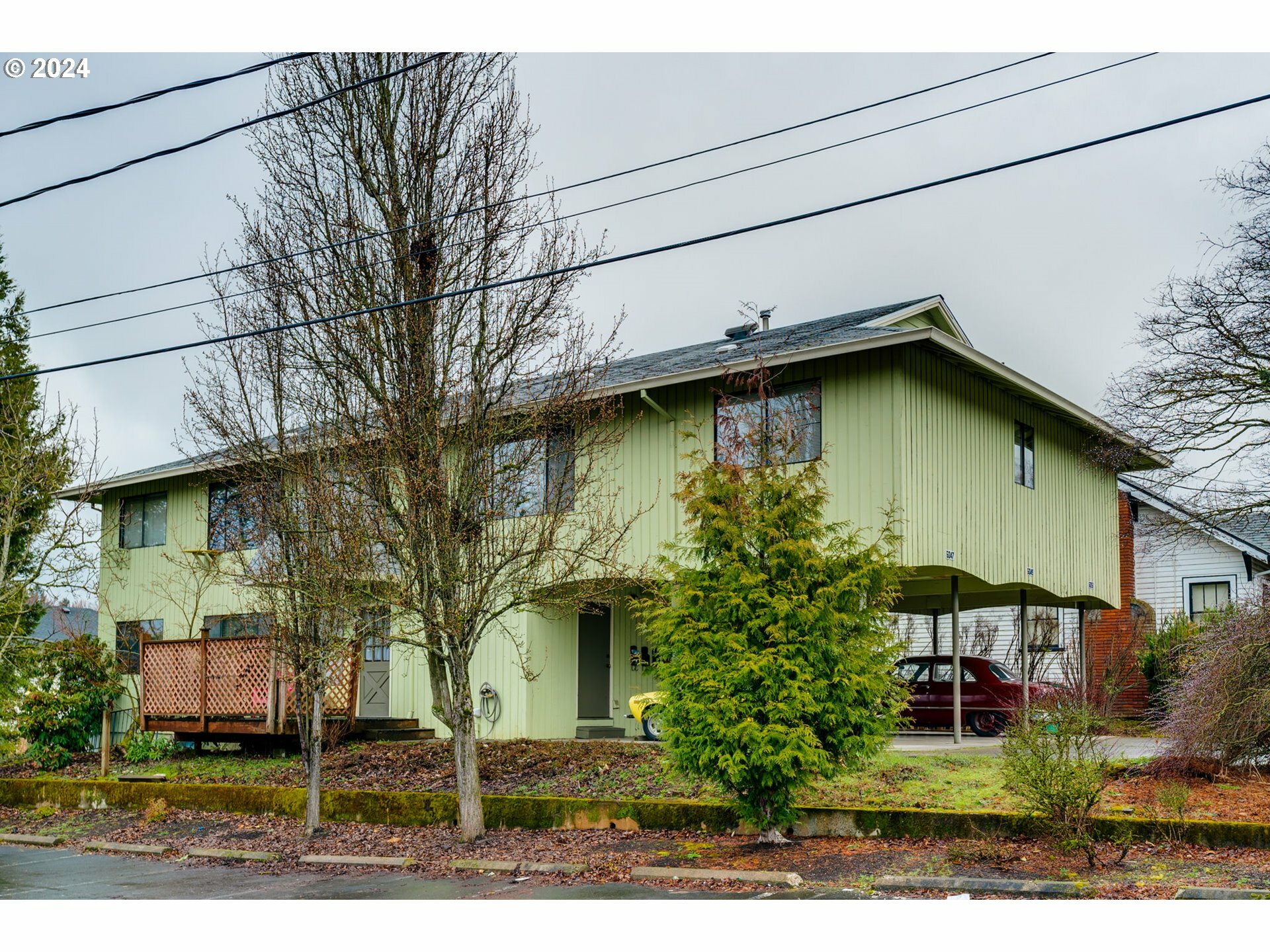 Property Photo: 6047 E Burnside St OR 97215