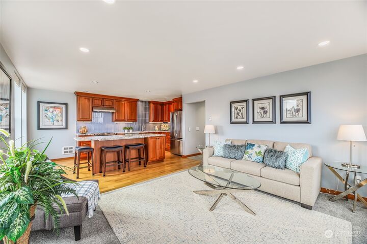 Property Photo:  2920 Alki Avenue SW 410  WA 98116 