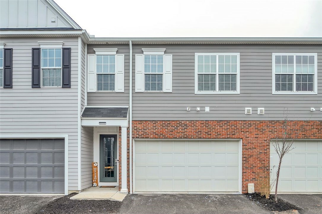 Property Photo: 1423 Hastings Crescent PA 15017