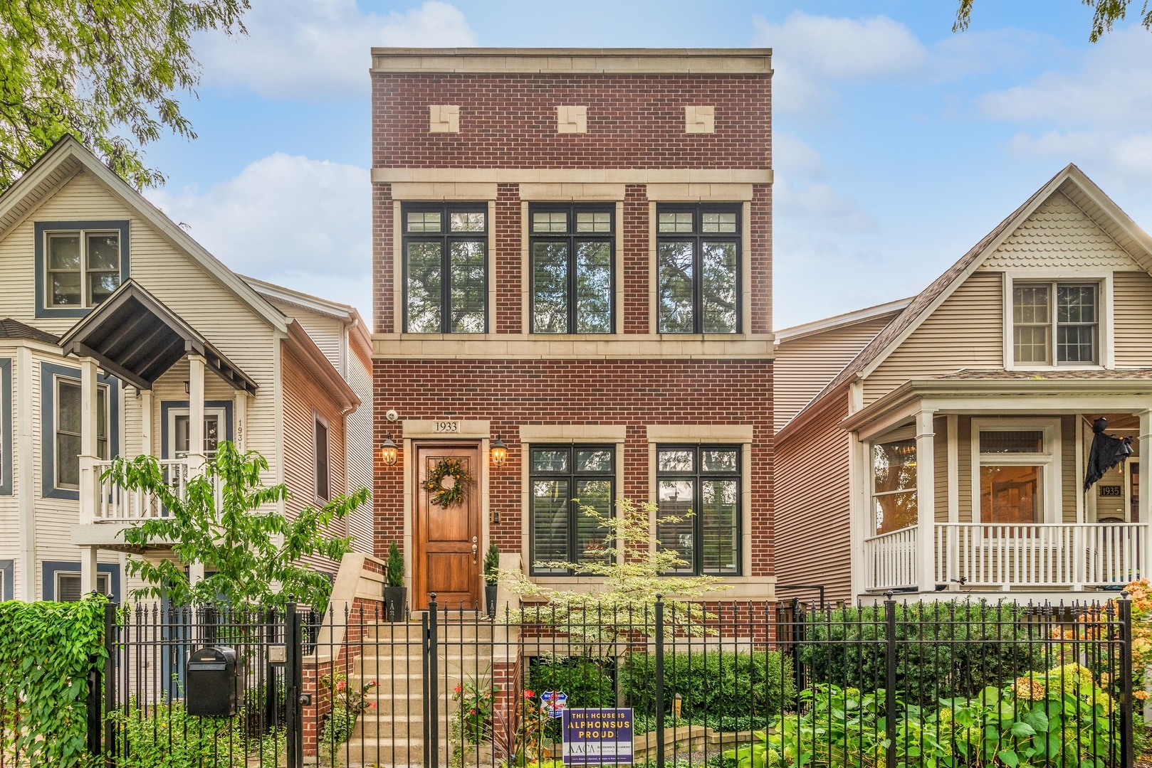 Property Photo:  1933 W Fletcher Street  IL 60657 