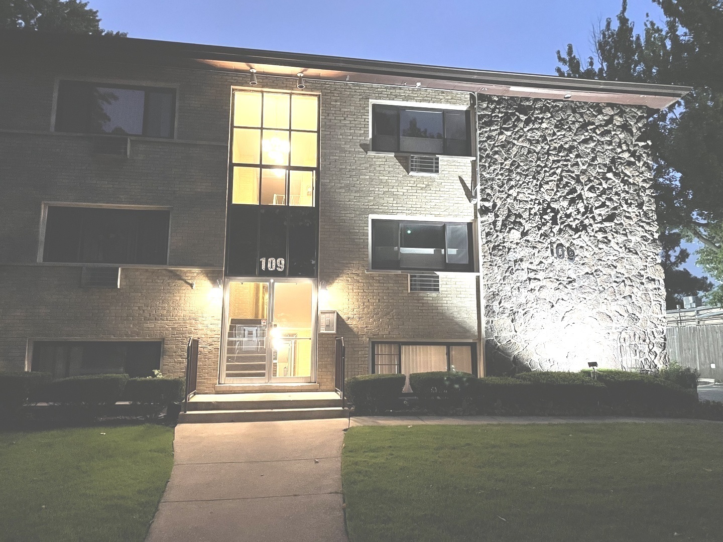 Property Photo: 109 S Elmwood Avenue 11 IL 60302
