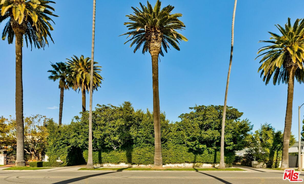 Property Photo:  710  N Beverly Dr  CA 90210 
