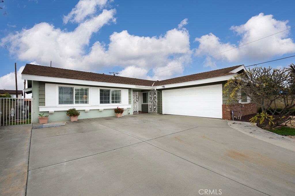 Property Photo:  811 Dovey Avenue  CA 90601 