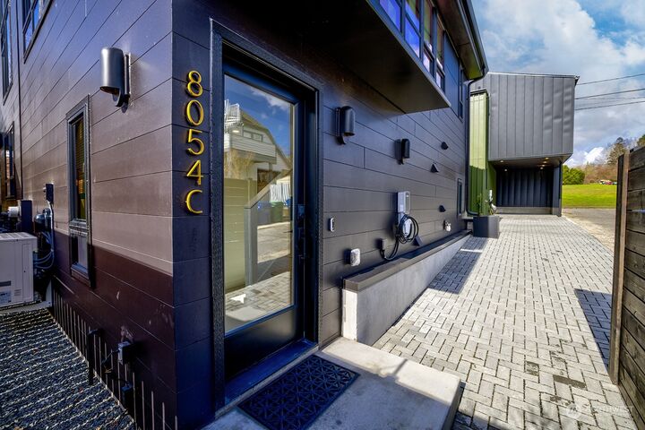 Property Photo: 8054 Brooklyn Avenue NE C WA 98115