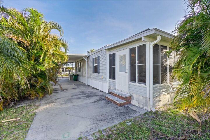 Property Photo: 2100 Kings Highway 222 FL 33980
