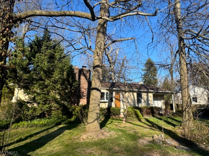 Property Photo:  11 Mohawk Trl  NJ 07090 