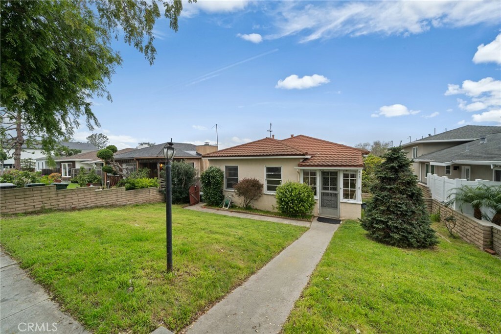 Property Photo:  813 Pearl Street  CA 90277 