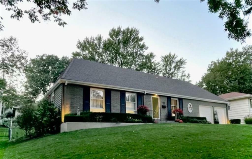 Property Photo:  8702 Belleview Avenue  MO 64114 