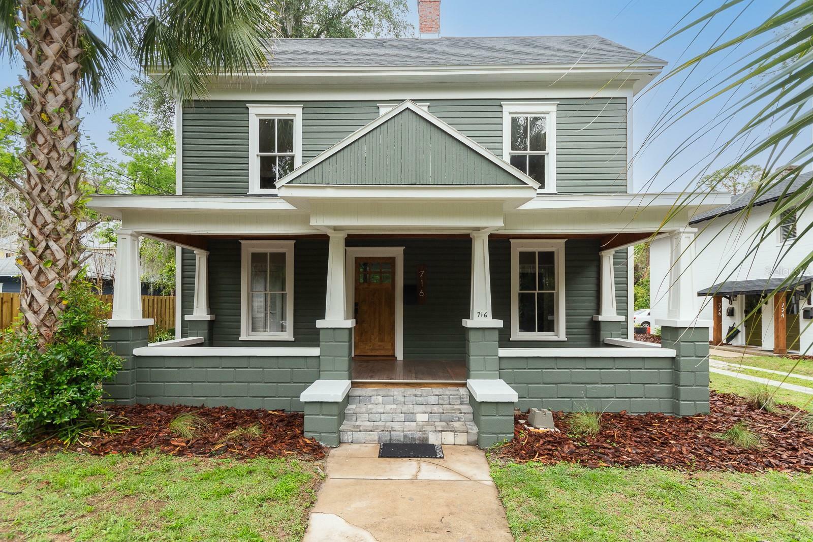 Property Photo: 718 NE 4th Avenue FL 32601