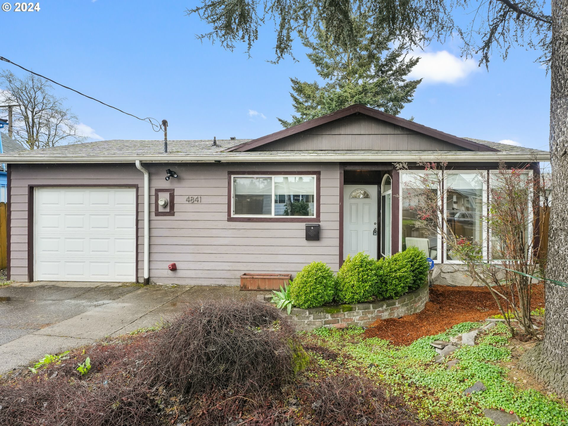 Property Photo:  4841 SE 84th Ave  OR 97266 