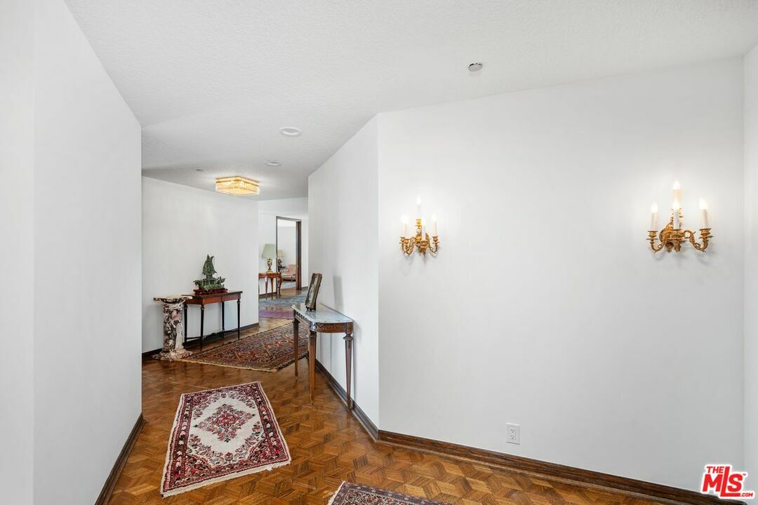 Property Photo:  300 N Swall Dr 308  CA 90211 