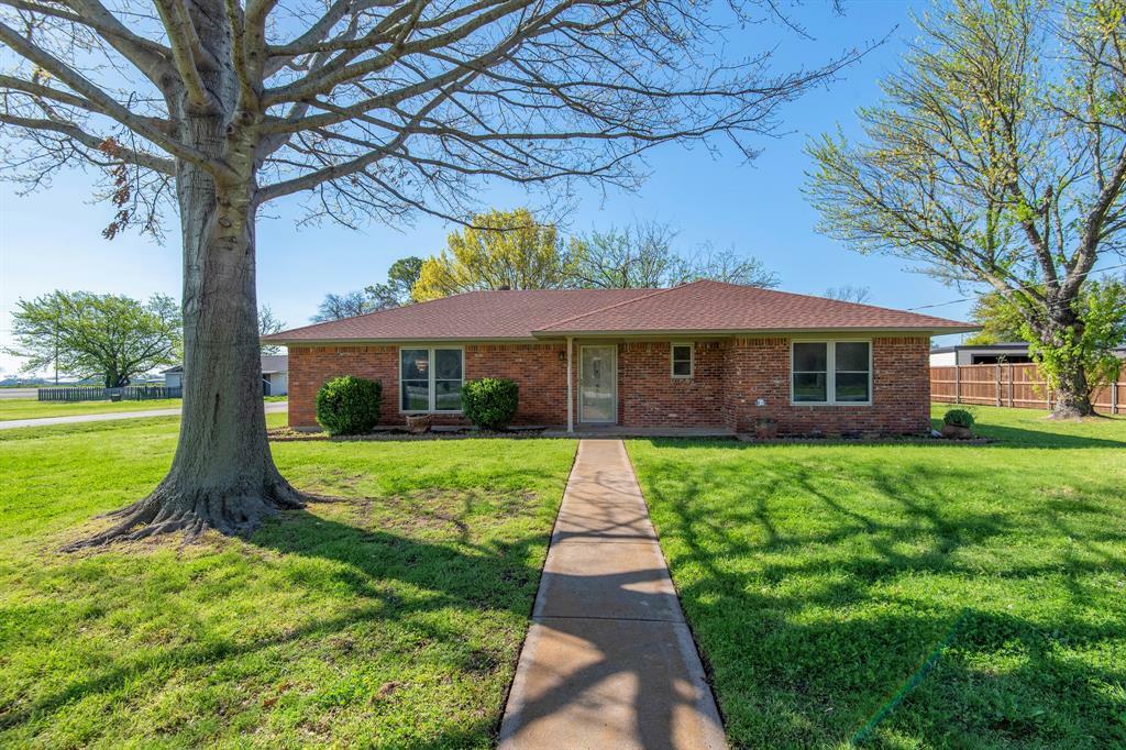 Property Photo:  639 E Newberry Street  TX 76258 