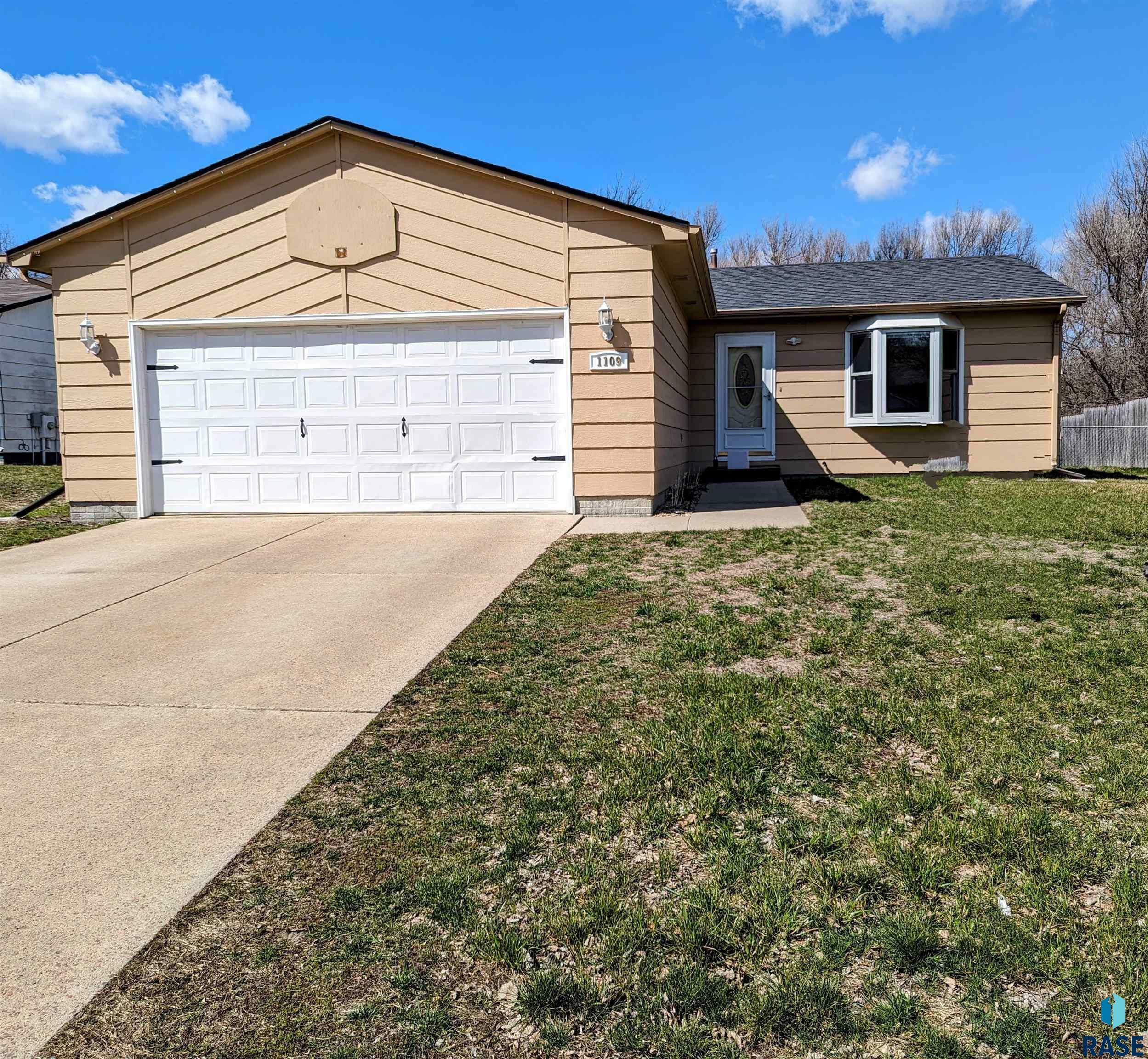 1109 N Homestead Cir  Sioux Falls SD 57103 photo