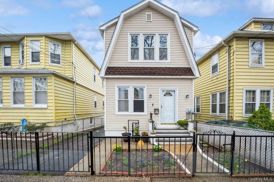 Property Photo:  1621 Mayflower Avenue  NY 10461 