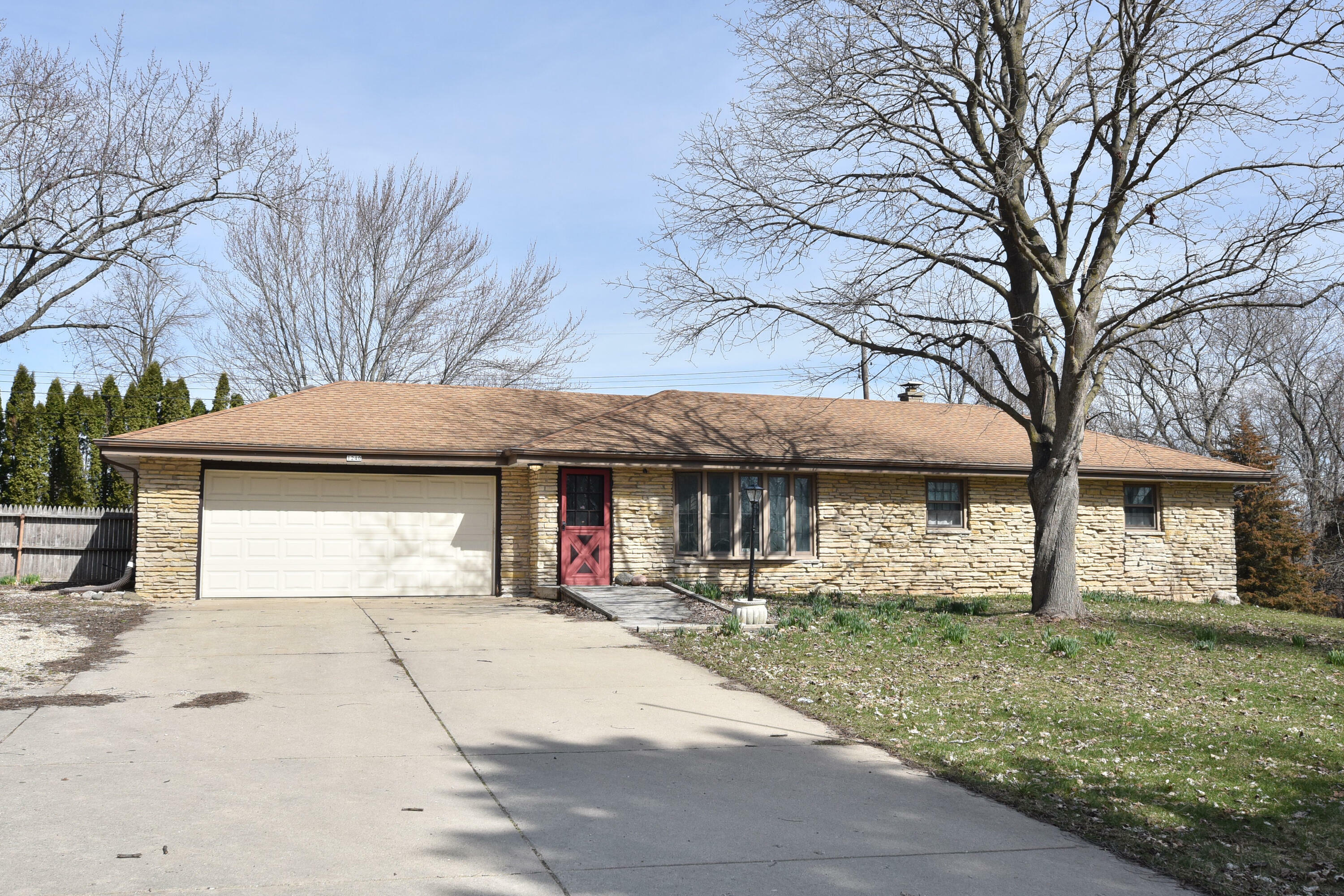 Property Photo:  1240 Woodview Dr  WI 53033 