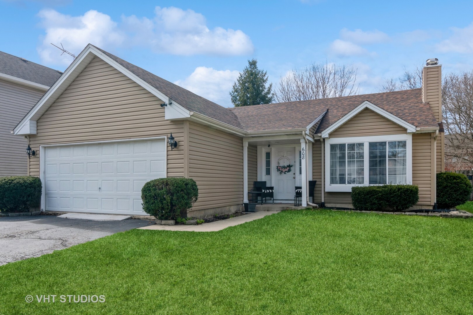 Property Photo: 608 Hampton Circle IL 60120