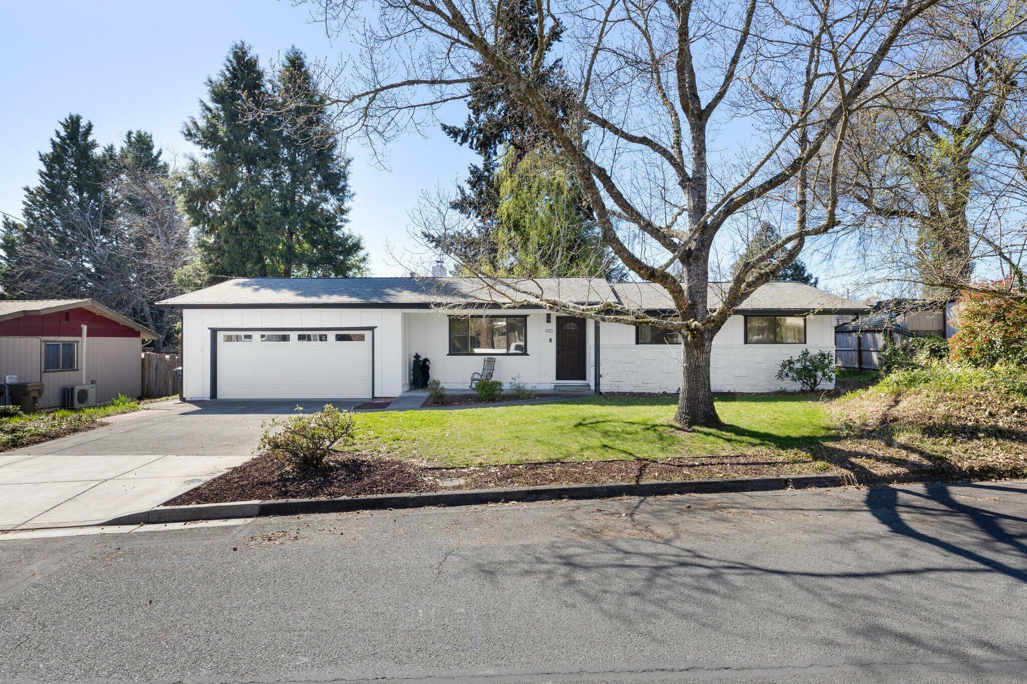 Property Photo:  910 SW Spruce Street  OR 97526 