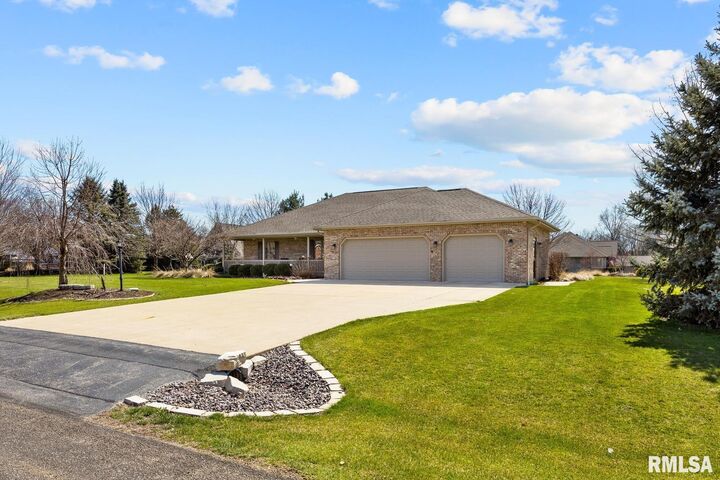 Home for sale in Mapleton 7908 W Thorngate Drive, Mapleton, IL 61547