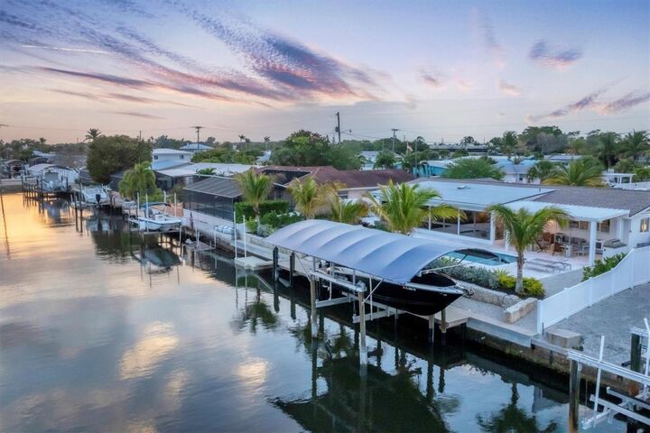 Property Photo:  10115 Kingfisher Road E  FL 34209 