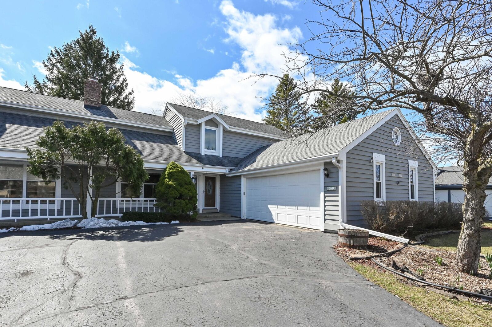 Property Photo:  1429 W De La Warr Cir  WI 53092 