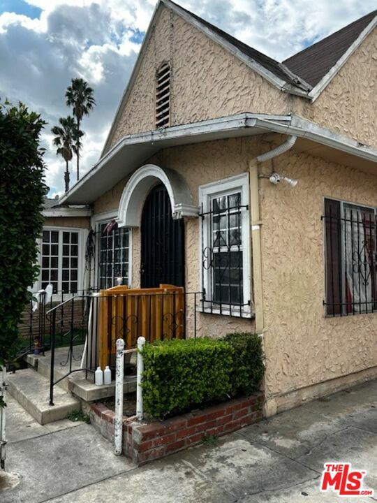 Property Photo:  947 N Ardmore Ave  CA 90029 