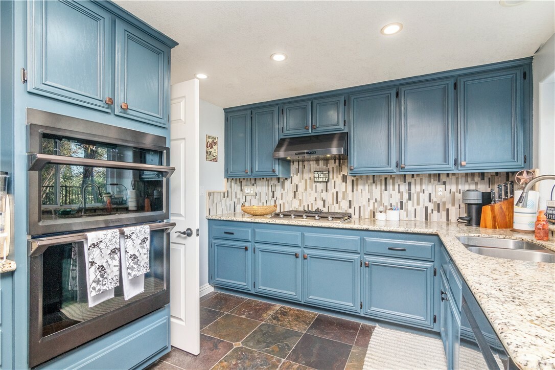 Property Photo: 2251 Whiteoak Lane CA 92882