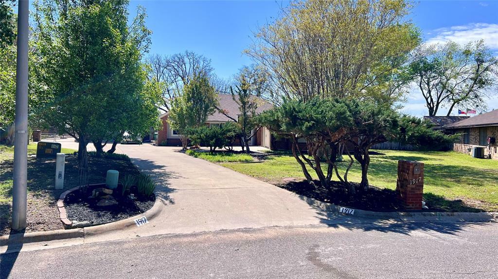 Property Photo: 1917 Willowcrest Loop TX 76205