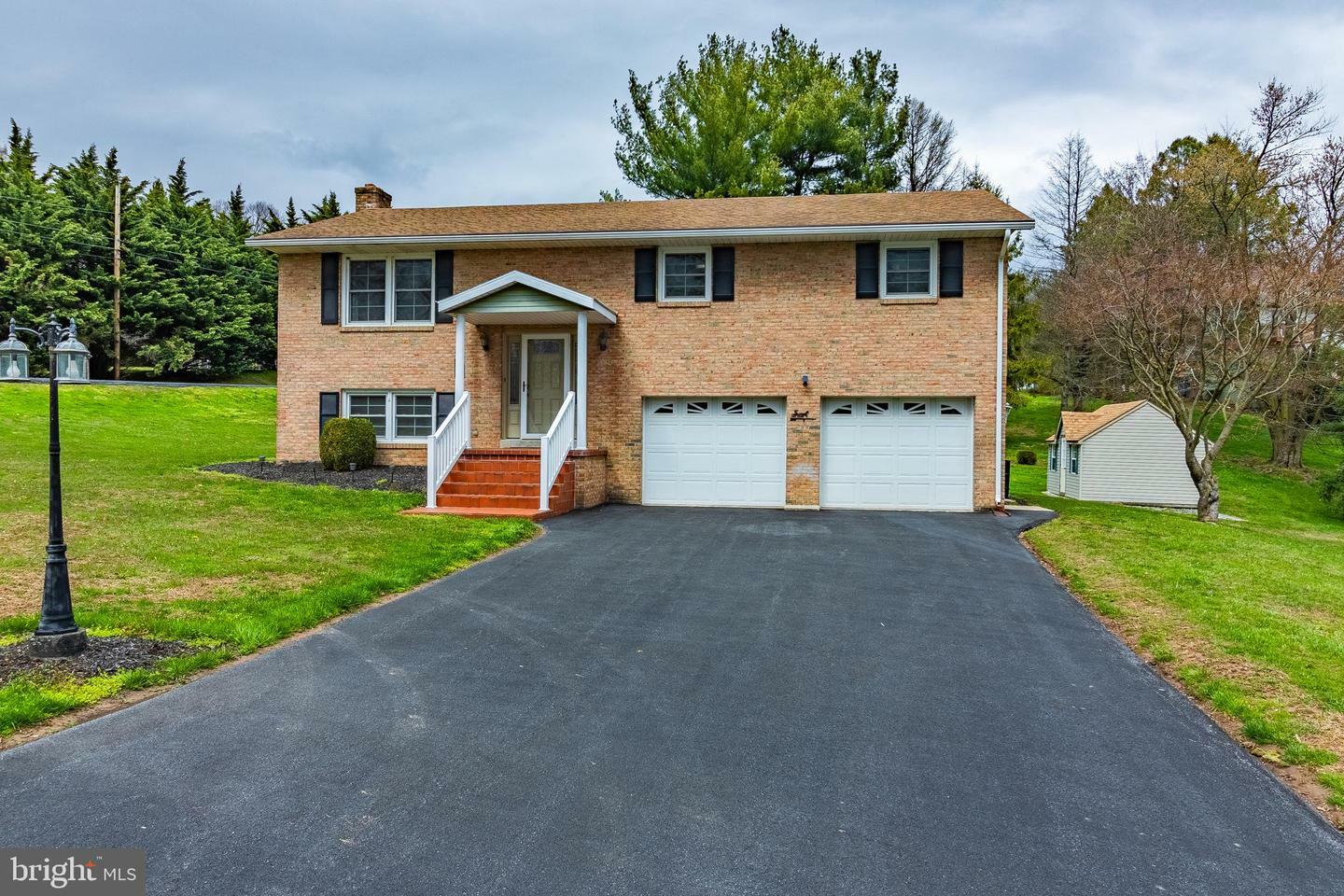 Property Photo: 135 Horseshoe Boulevard PA 17003
