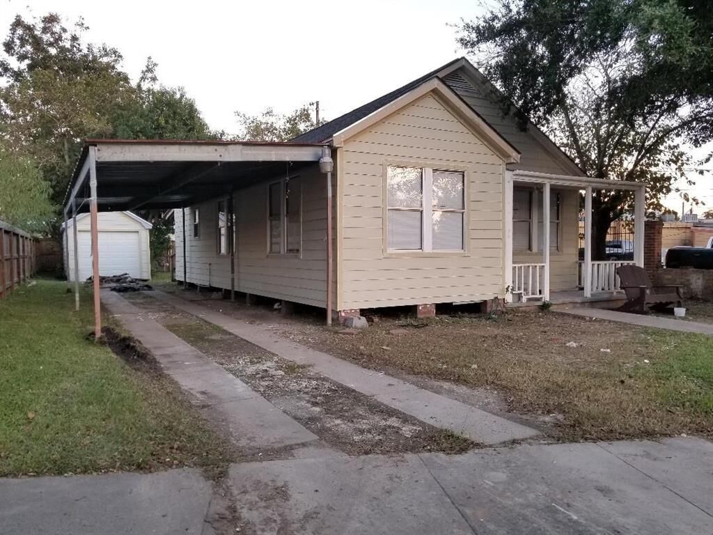 Property Photo:  1016 N Commerce Street  TX 77520 