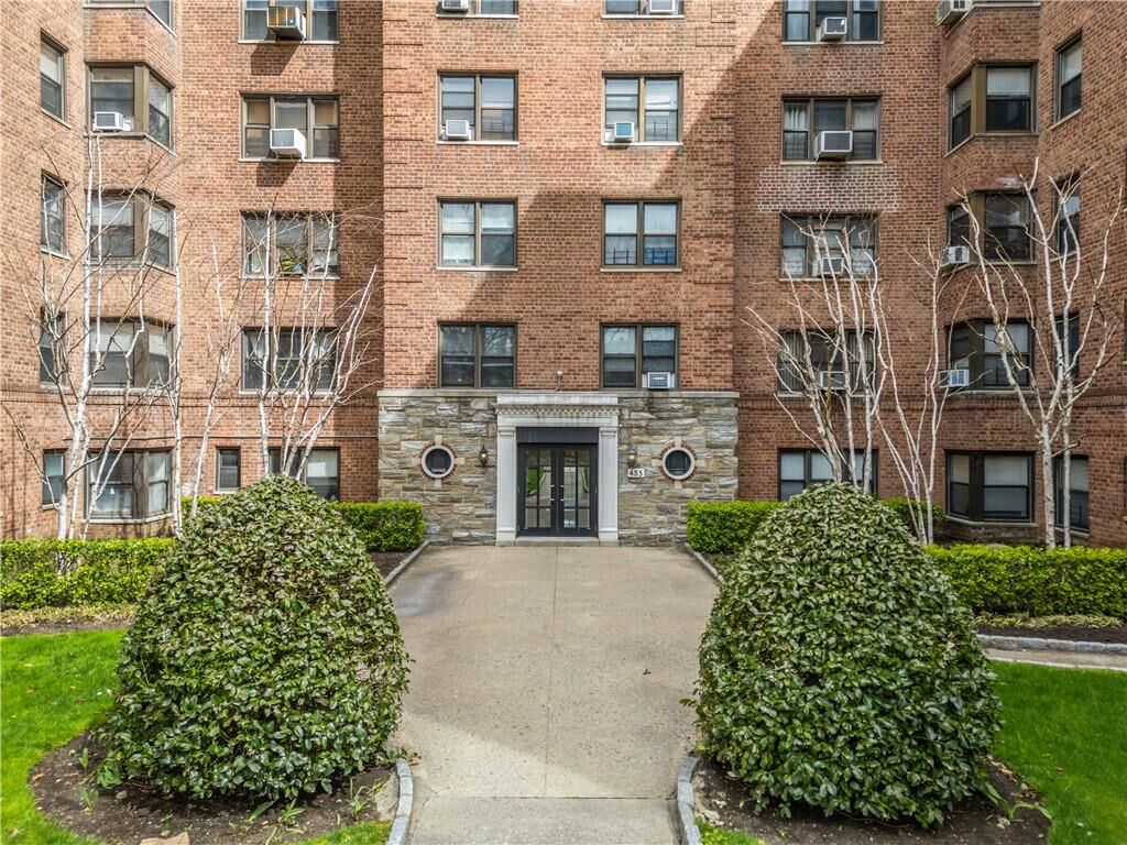 Property Photo: 485 E Lincoln Avenue 215 NY 10552