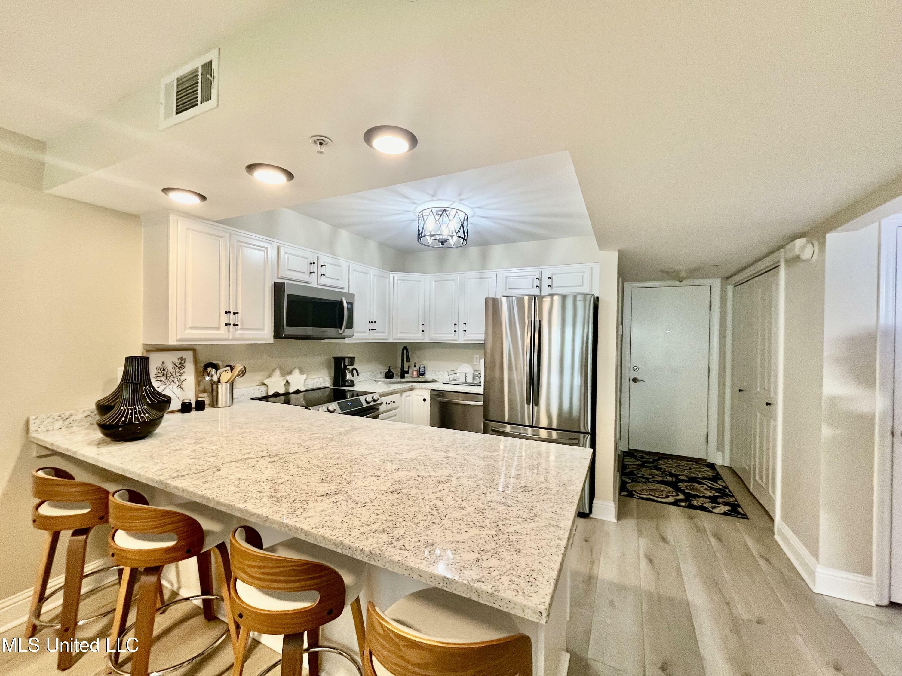 Property Photo:  520 Beach Boulevard  MS 39530 