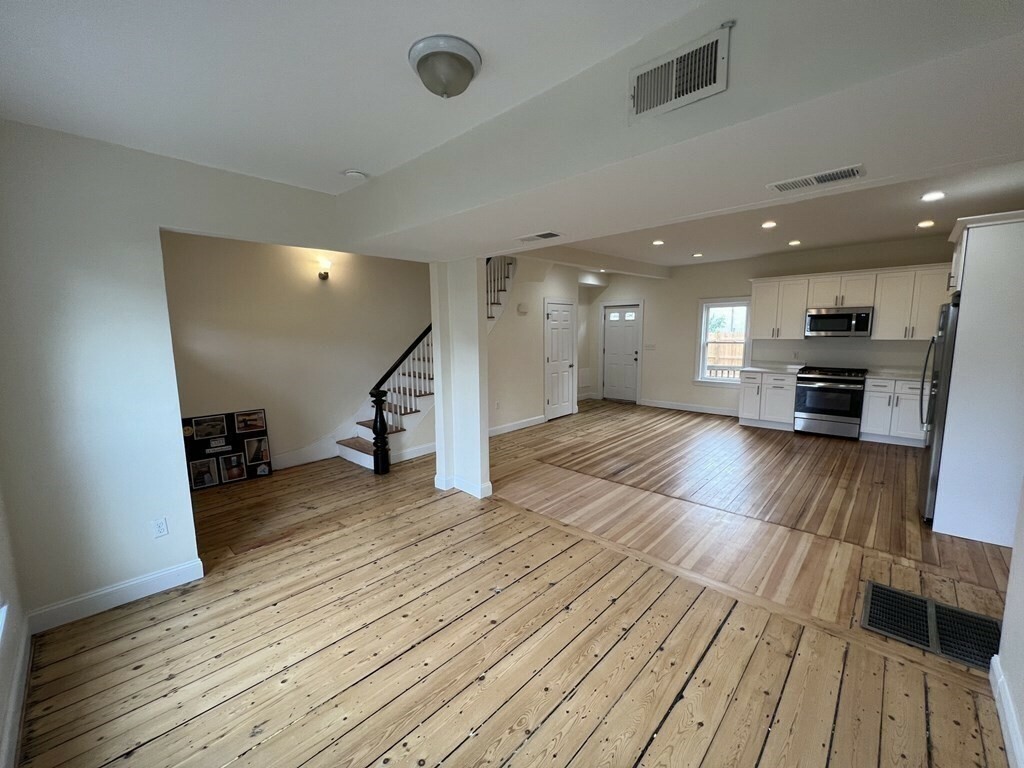 Property Photo:  14 Humboldt Pl 1  MA 02127 