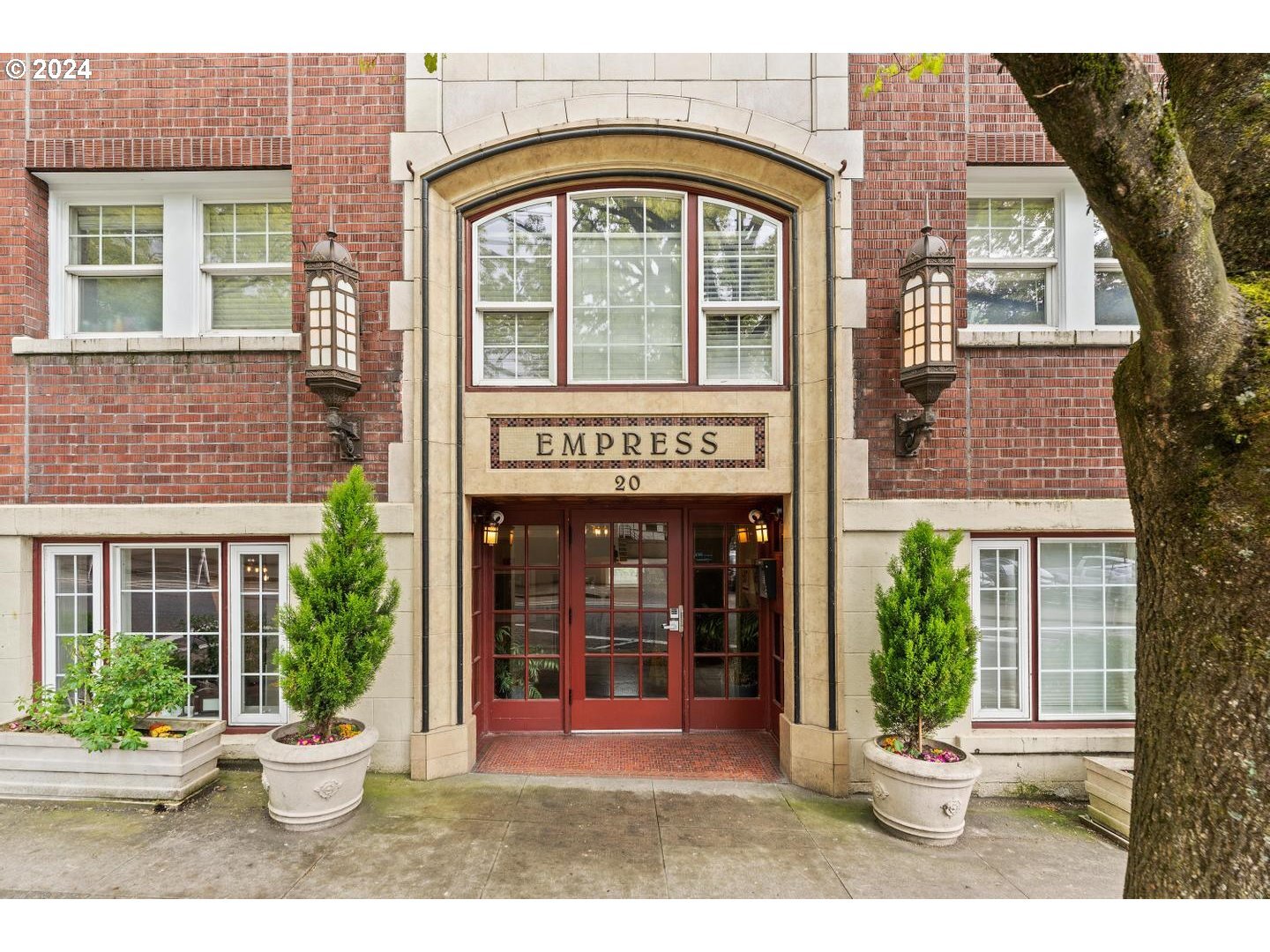 Property Photo: 20 NW 16th Ave 411 OR 97209