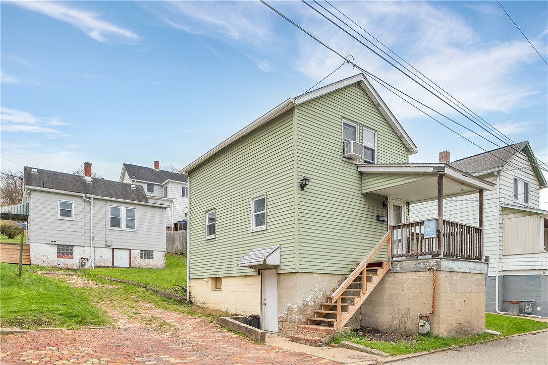 Property Photo: 304-304 1/2 Lowell St PA 15690