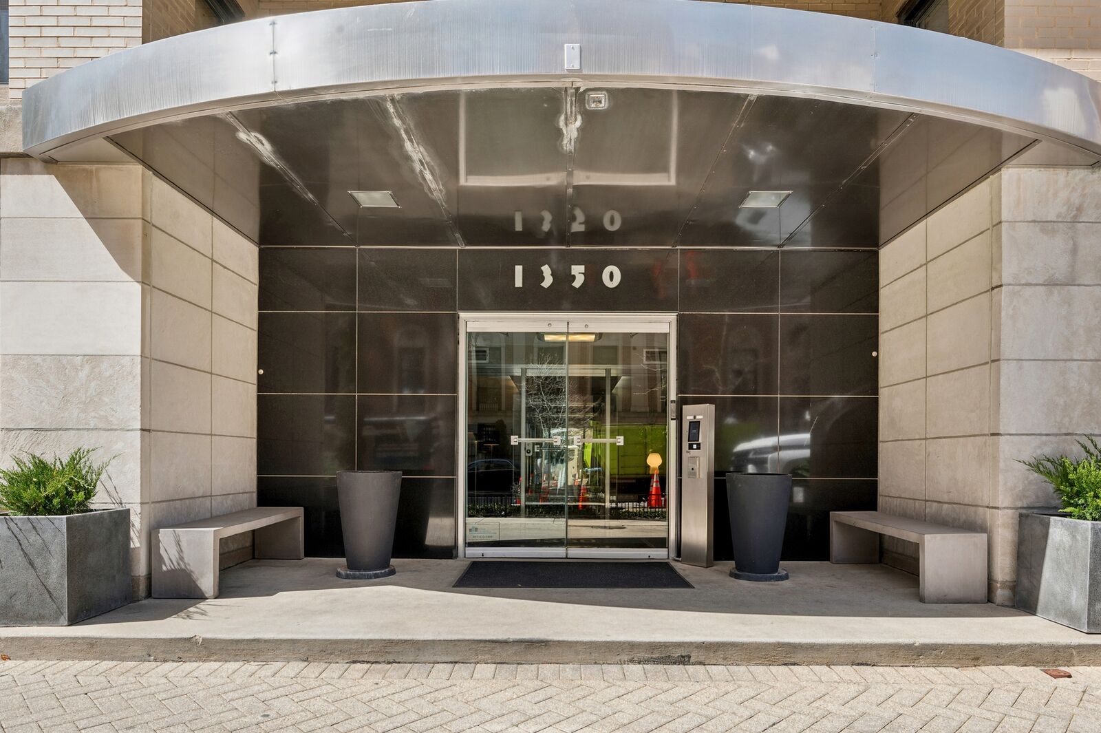 Property Photo: 1350 N Astor Street 7D IL 60610