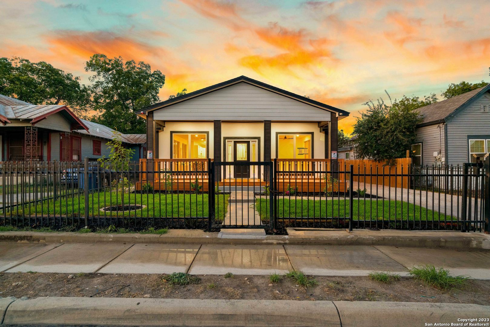 Property Photo:  2233 E Houston St  TX 78202 