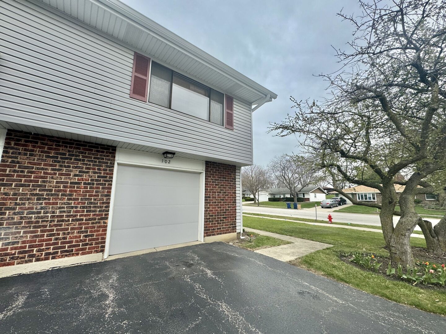 Property Photo:  102 N Salem Drive 102  IL 60194 