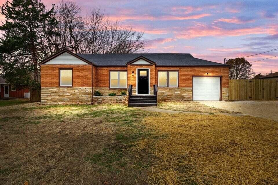 Property Photo: 702 N Eisenhower Street MO 65708