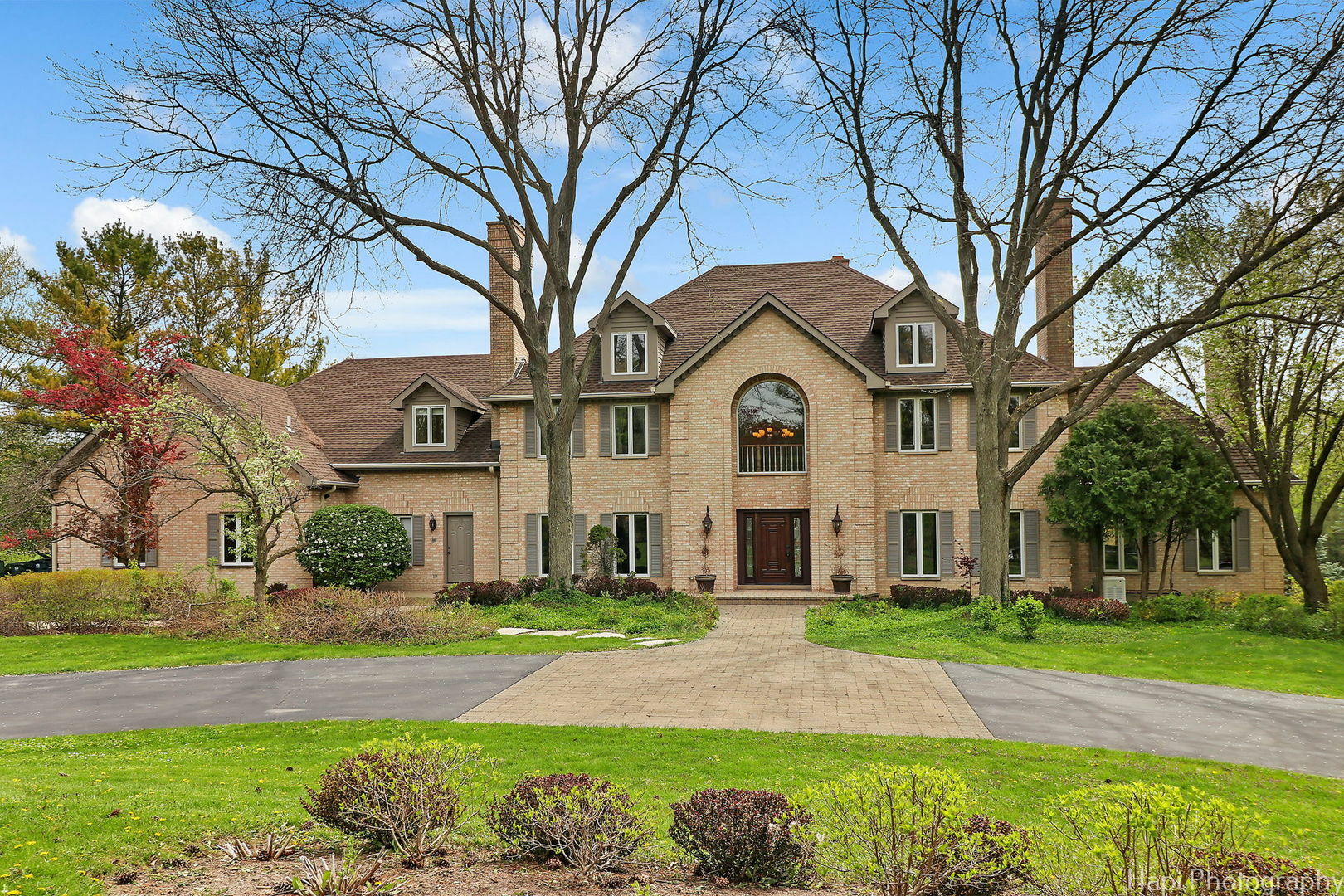 Property Photo: 8 Oak Lake Drive IL 60010