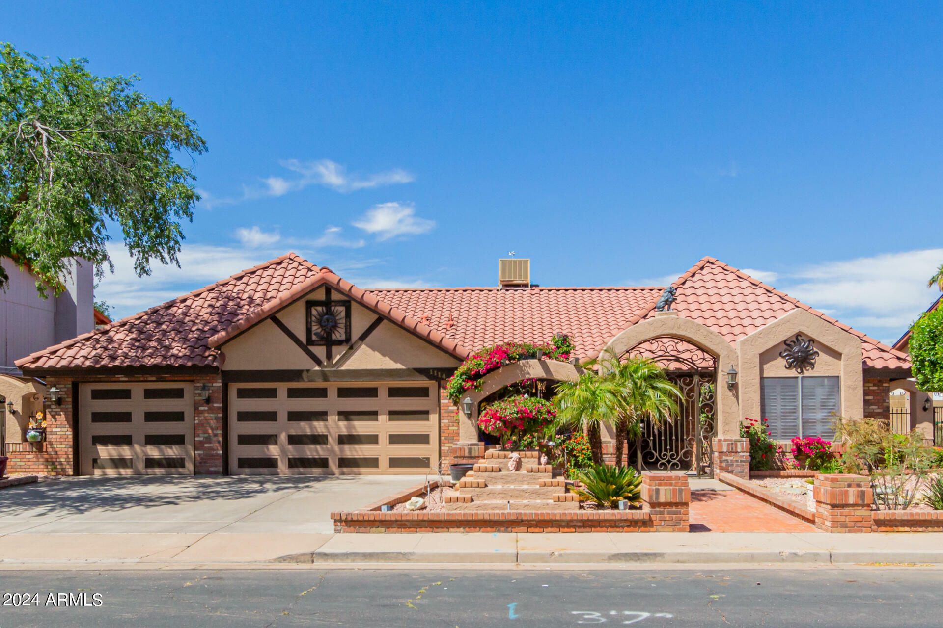 Property Photo:  1114 W Meseto Avenue  AZ 85210 