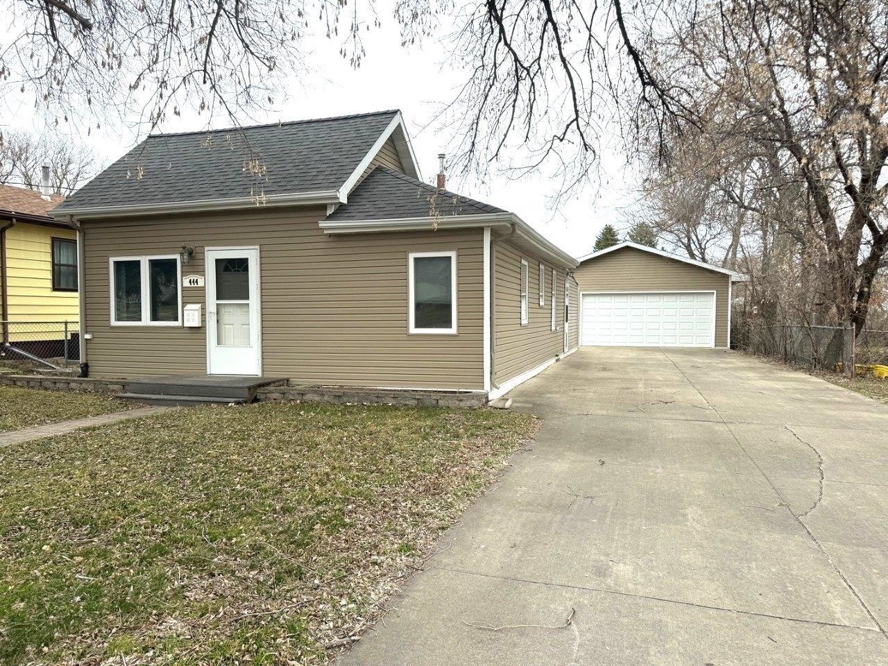 Property Photo: 444 21st St NW ND 58703