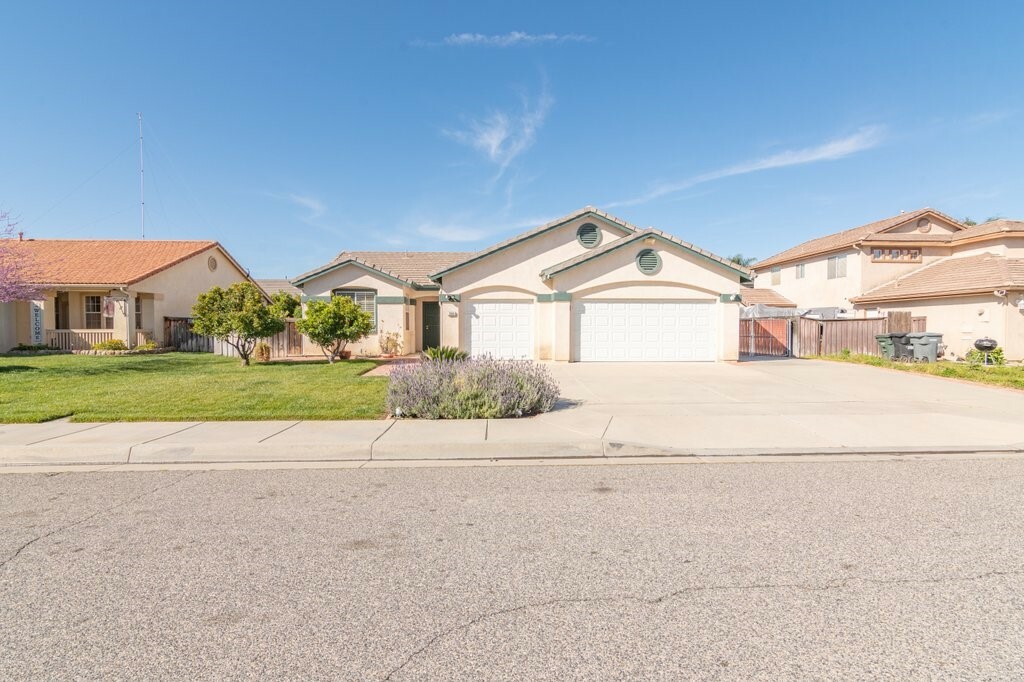 Property Photo:  2068 Saint Emilion Ln  CA 92583 