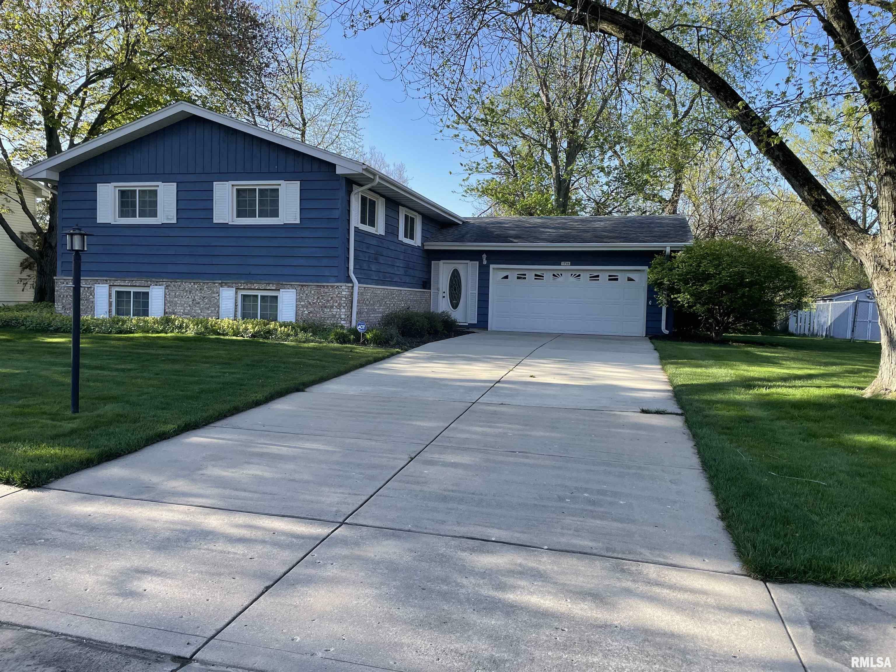 Property Photo:  1716 W Queens Court Road  IL 61614 