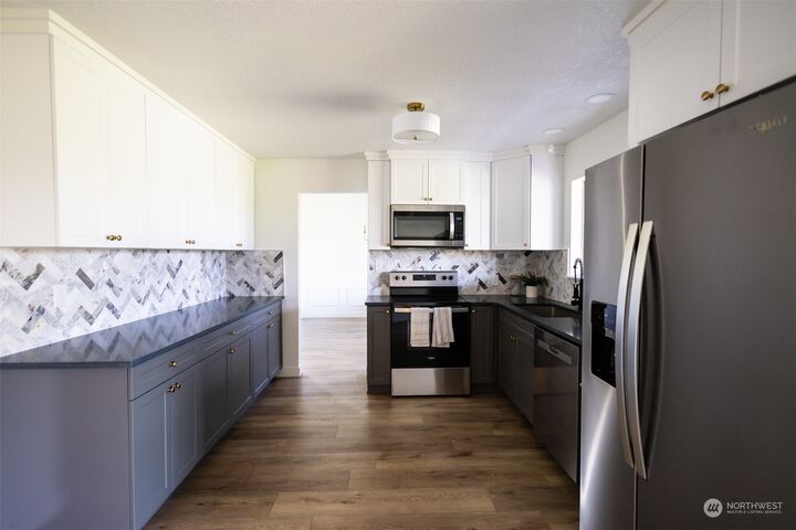 Property Photo: 729 S Dahlia Drive WA 98837