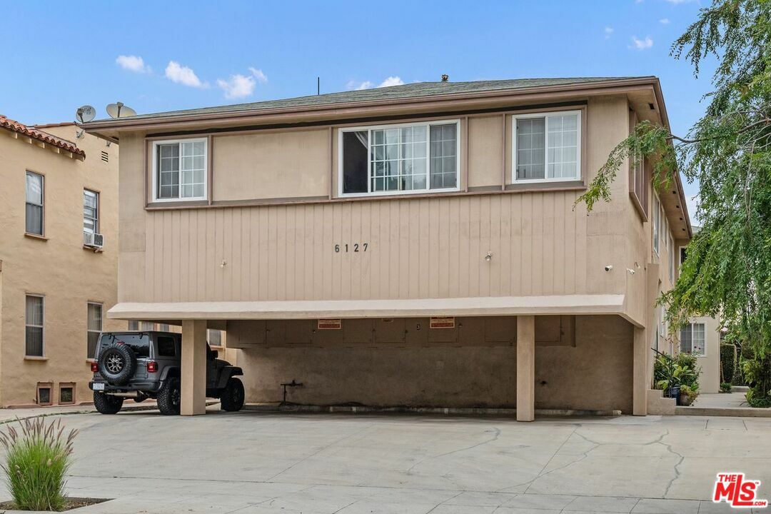 Property Photo:  6127   Saturn St  CA 90035 