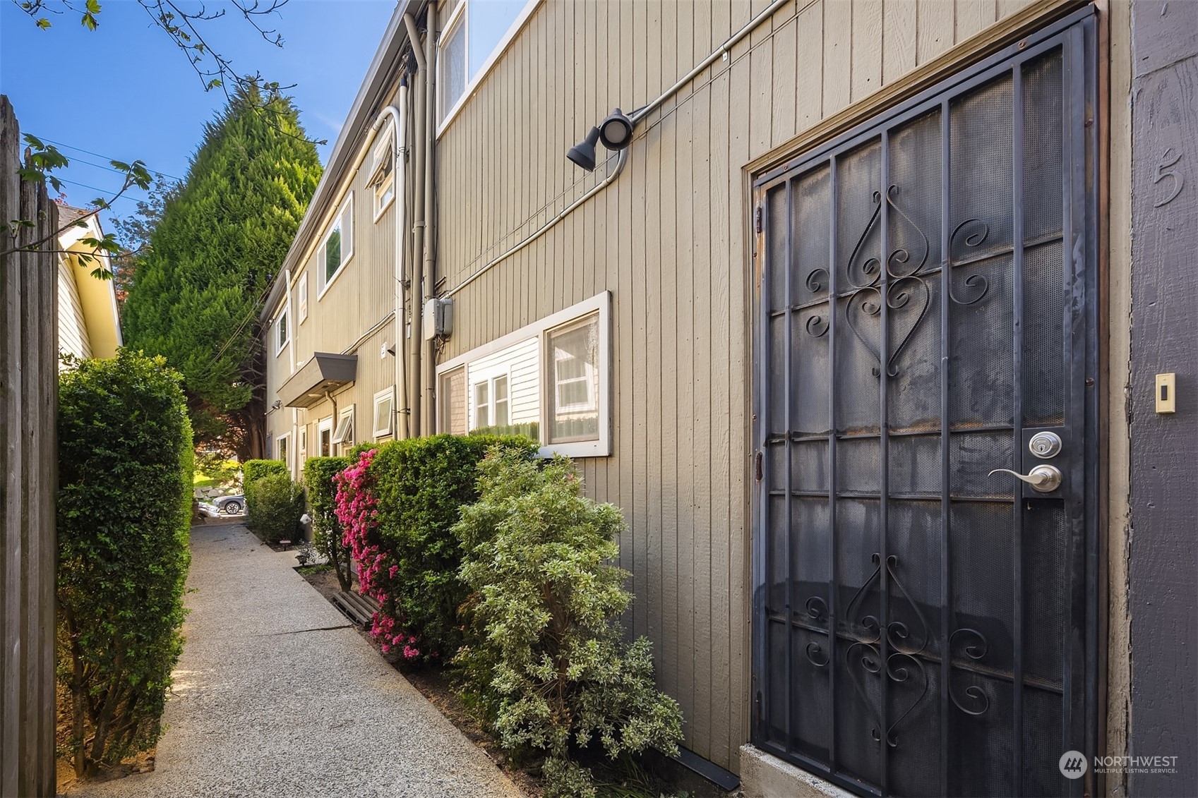 Property Photo:  1400 N 46th Street  WA 98103 