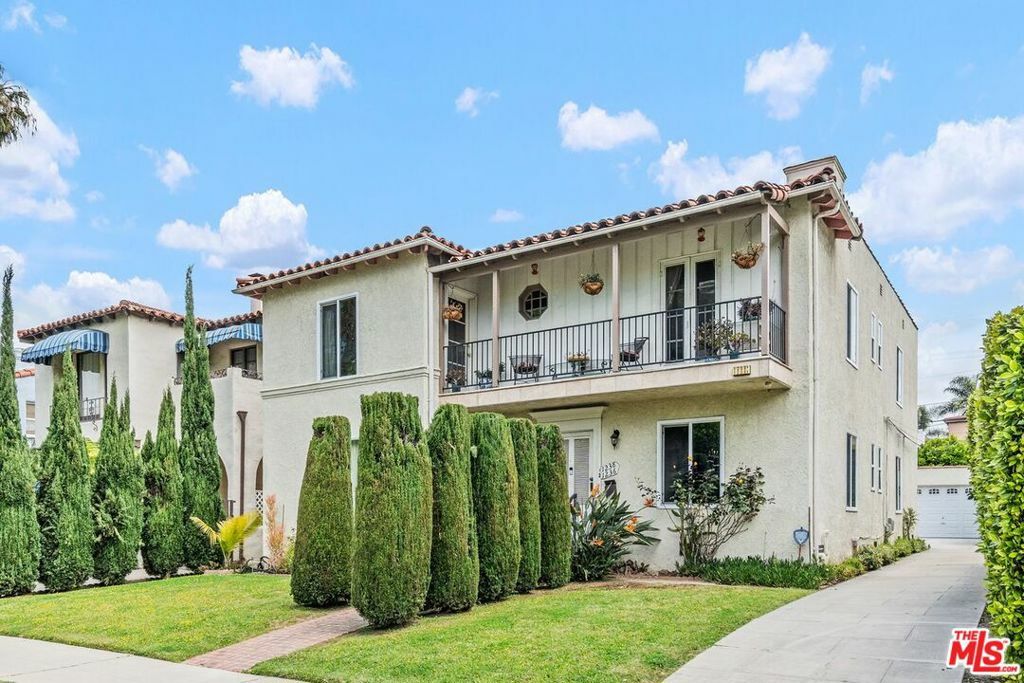 Property Photo: 1236 Hi Point Street CA 90035