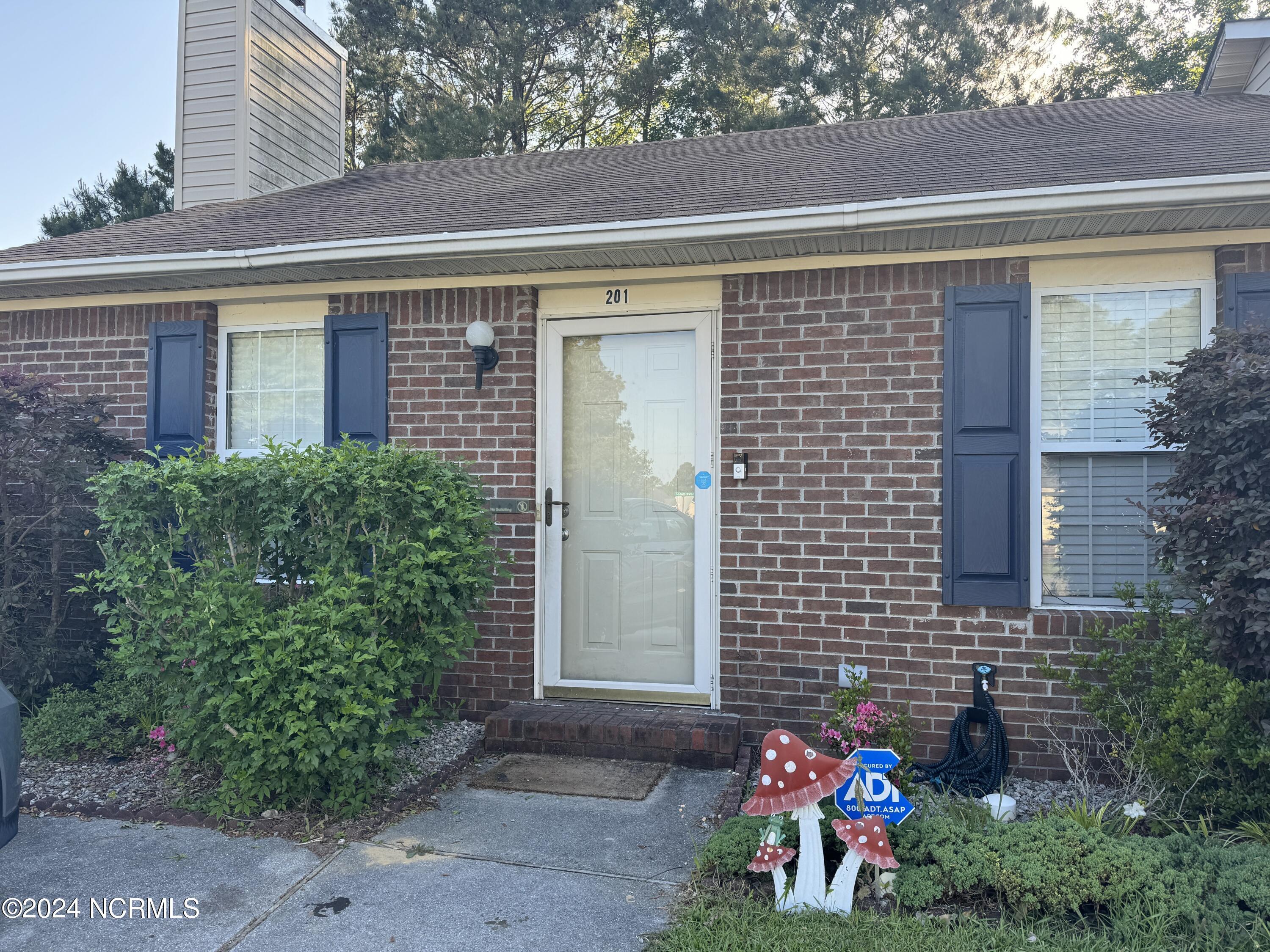 Property Photo:  201 Live Oak Court  NC 28544 